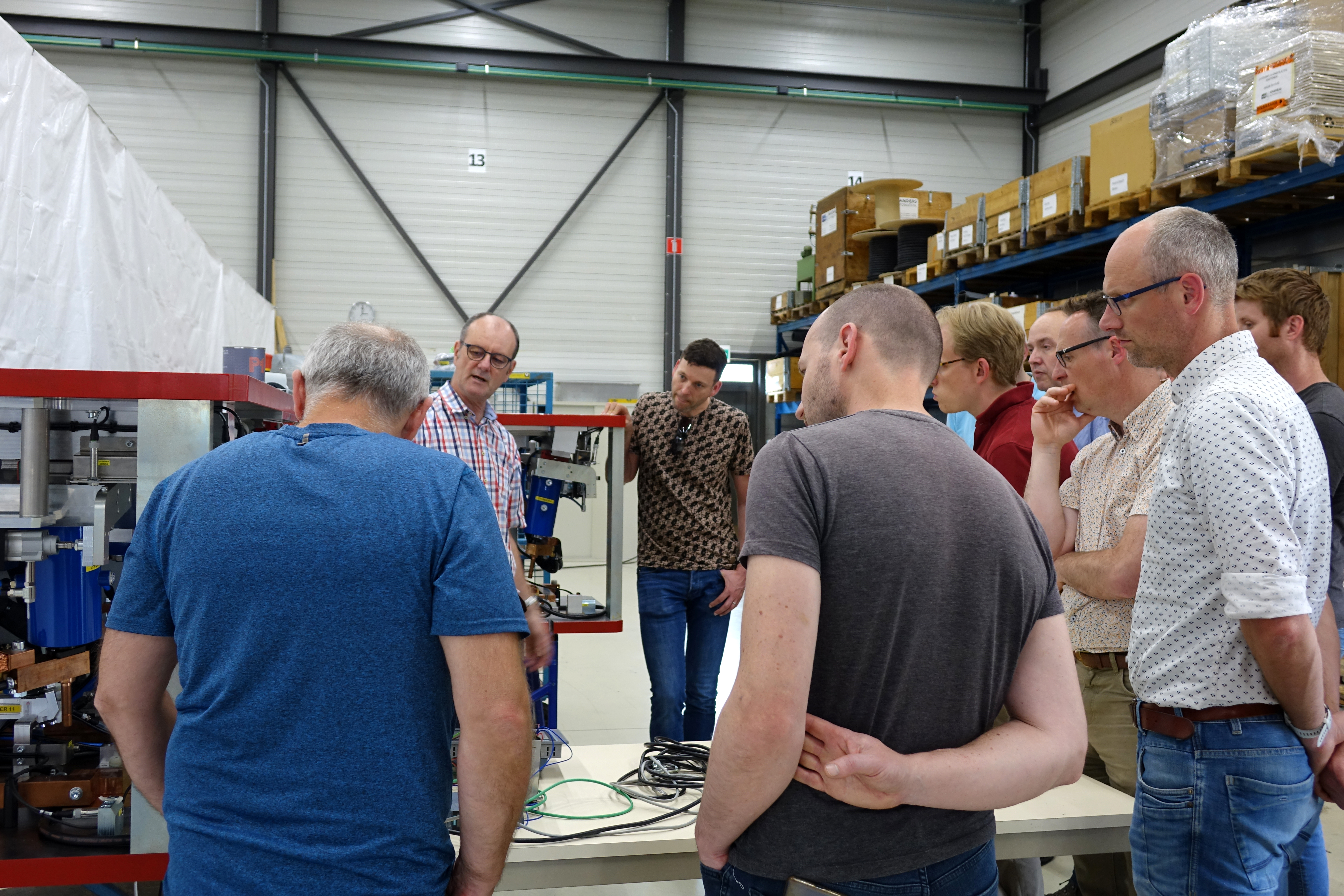 John Thijssen geeft bezoekers van Canon Production Printing uitleg over de machines bij Manders Automation