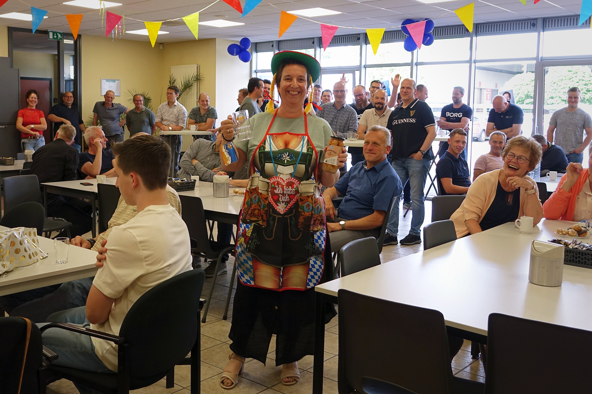 Ingrid Lammers in de kantine met alle medewerkers van Manders Automation